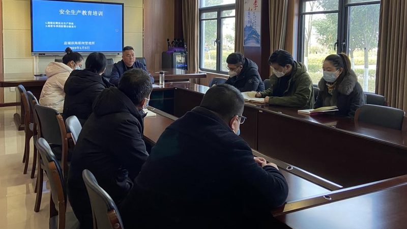 成人技能培训的收费标准通常由以下几个部分构成：