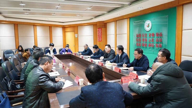 瑜伽教练培训课程通常包括以下几个方面：